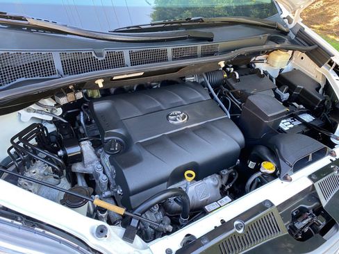 Used 2015 Toyota Sienna XLE Premium FWD image 17