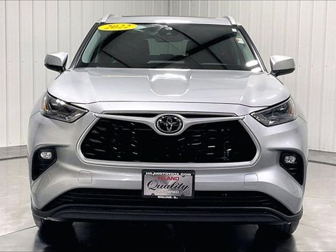 Used 2022 Toyota Highlander XLE AWD/4WD image 2