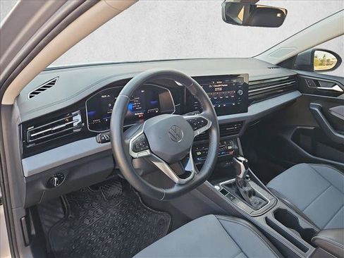 Used 2025 Volkswagen Jetta SE FWD image 9