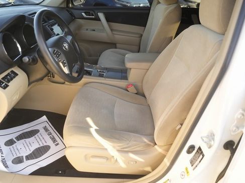Used 2013 Toyota Highlander Plus image 9