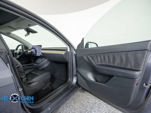 Used 2022 Tesla Model Y Long Range AWD/4WD image 37