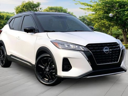 Used 2024 Nissan Kicks SR w/ SR Premium Package FWD image 3