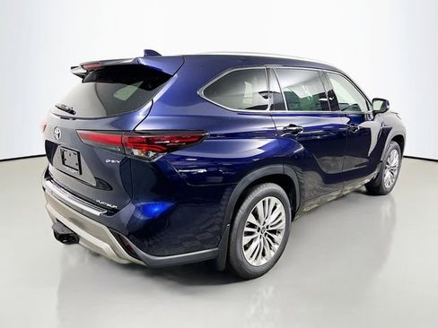 New 2026 Toyota Highlander Platinum image 3