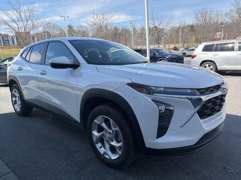 Used 2025 Chevrolet Trax LS w/ LS Convenience Package image 17