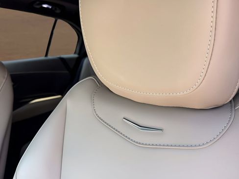 Used 2024 Cadillac XT4 Luxury w/ LPO, Floor Liner Package FWD image 12