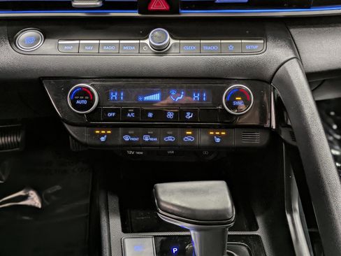 Used 2022 Hyundai Elantra Limited image 33