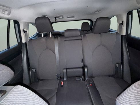 Used 2024 Toyota Highlander LE image 11