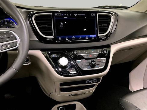 Used 2023 Chrysler Pacifica Touring-L FWD image 6