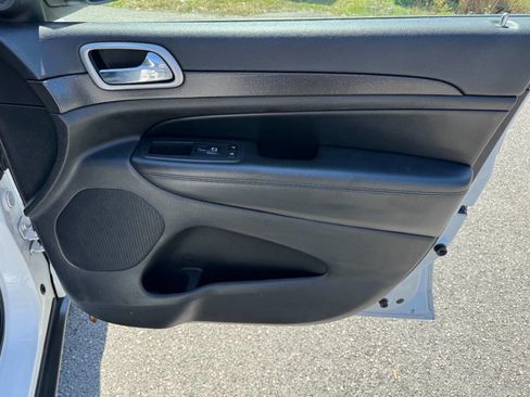 Used 2018 Jeep Grand Cherokee Laredo image 48