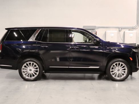 Used 2024 Cadillac Escalade Premium Luxury AWD/4WD image 6