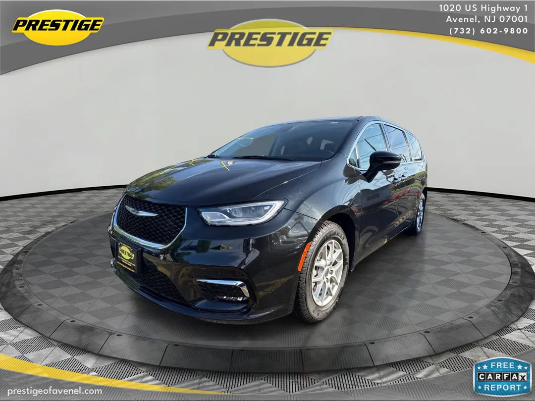 Used 2023 Chrysler Pacifica Touring-L FWD image 1