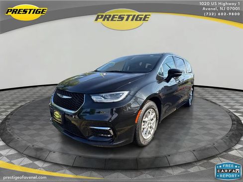 Used 2023 Chrysler Pacifica Touring-L FWD image 1