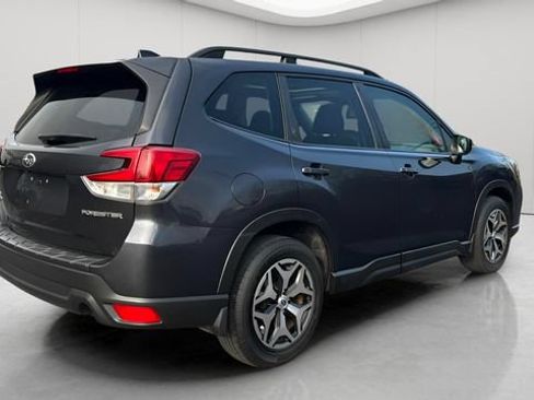 Used 2019 Subaru Forester Premium AWD/4WD image 3