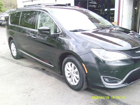 Used 2017 Chrysler Pacifica Touring-L image 3