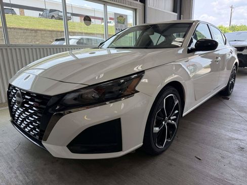 Used 2025 Nissan Altima 2.5 SR FWD image 3