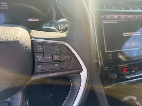 Used 2022 Jeep Grand Cherokee Limited image 25