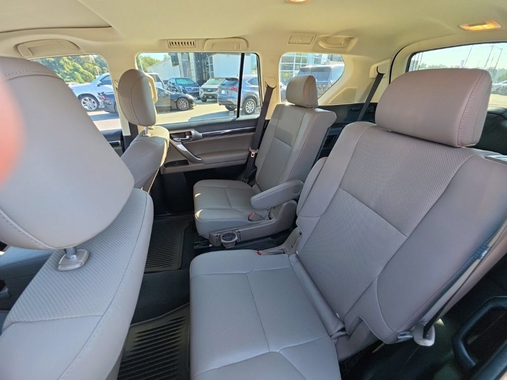 Used 2023 Lexus GX 460 Premium w/ Accessory Package AWD/4WD image 11