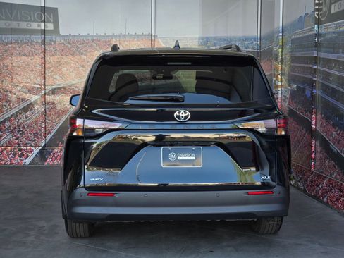 Used 2026 Toyota Sienna XLE image 7
