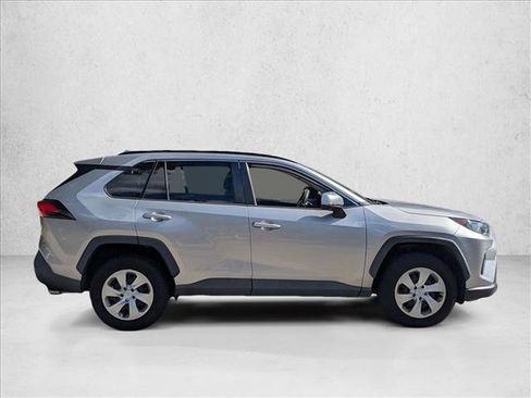 Used 2020 Toyota RAV4 LE image 4