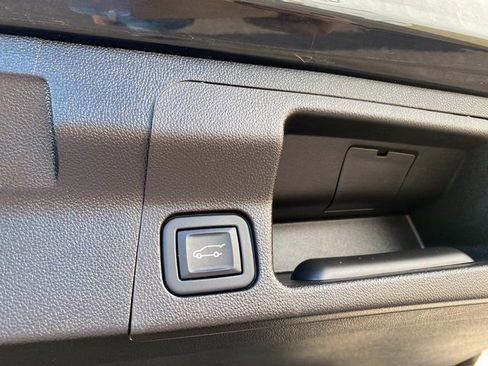 Used 2023 GMC Acadia SLT w/ Technology Package image 11