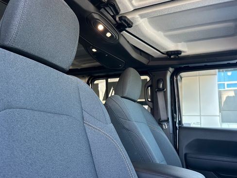 Used 2025 Jeep Wrangler Unlimited Sport AWD/4WD image 17