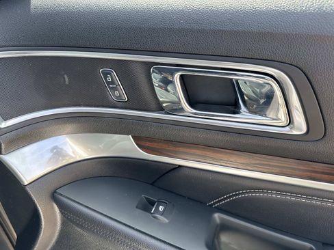 Used 2018 Ford Explorer Limited w/ Ford Safe & Smart Package FWD image 15