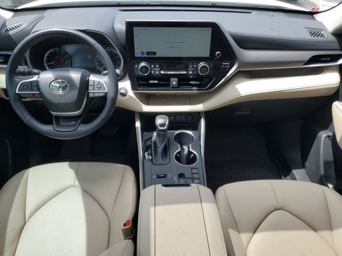 Used 2024 Toyota Highlander XLE FWD image 16