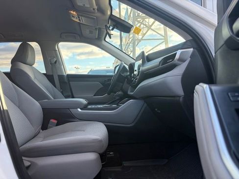 Used 2023 Toyota Highlander L image 20
