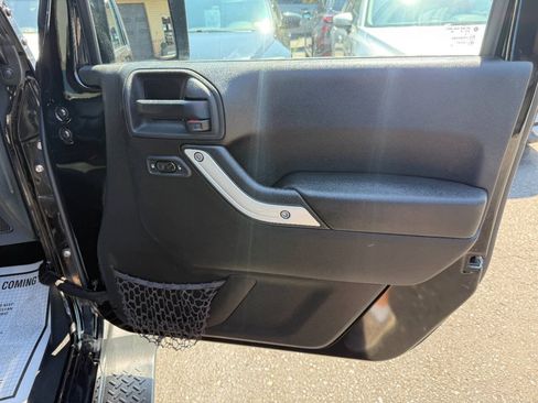Used 2015 Jeep Wrangler Unlimited Sahara w/ Connectivity Group AWD/4WD image 33