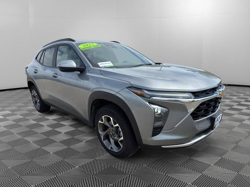 Used 2025 Chevrolet Trax LT FWD image 6