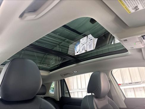 Certified 2026 Volkswagen Tiguan SE w/ Panoramic Sunroof Package AWD/4WD image 30