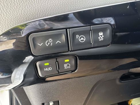 Used 2019 Toyota Prius XLE w/ Advanced Technology Package AWD/4WD image 20