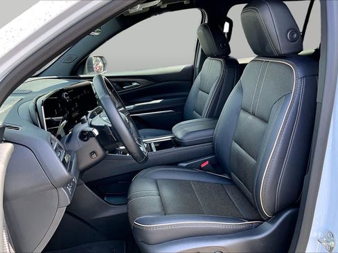 Used 2026 Chevrolet Traverse High Country FWD image 8
