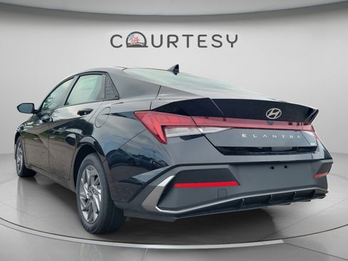 Certified 2025 Hyundai Elantra Hybrid FWD image 3