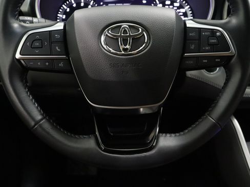 Used 2021 Toyota Highlander XLE FWD image 25