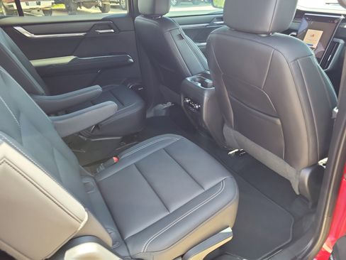 Used 2024 GMC Acadia Elevation image 11