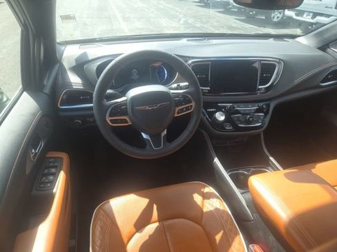 Used 2025 Chrysler Pacifica Pinnacle FWD image 31