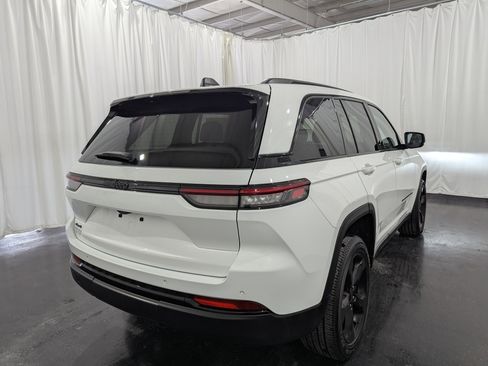 Used 2024 Jeep Grand Cherokee Altitude image 7