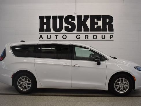 Used 2024 Chrysler Pacifica Touring-L FWD image 2