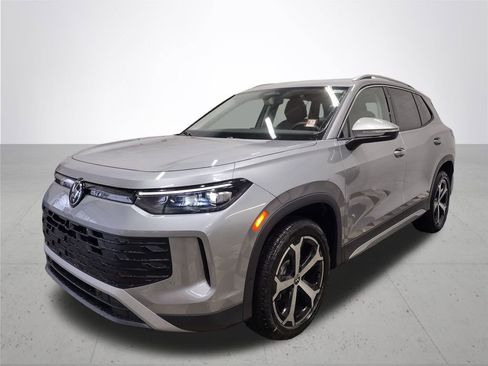 New 2026 Volkswagen Tiguan SE image 2