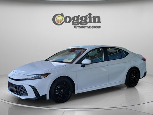 Used 2026 Toyota Camry SE image 2