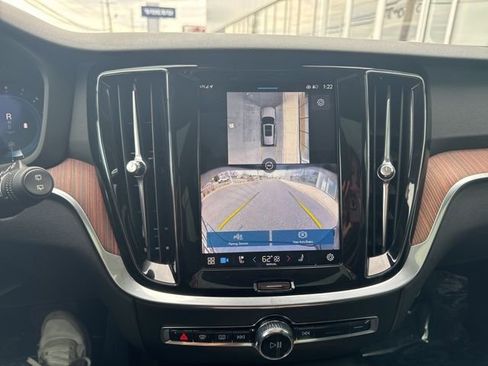 Used 2025 Volvo V60 B5 Cross Country Plus image 18