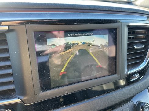 Used 2020 Chrysler Pacifica Touring-L image 25