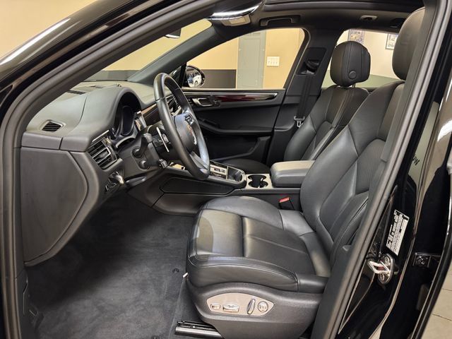 Used 2025 Porsche Macan AWD/4WD image 9