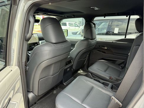 Used 2024 Lexus GX 550 w/ Accessory Package (31) AWD/4WD image 28