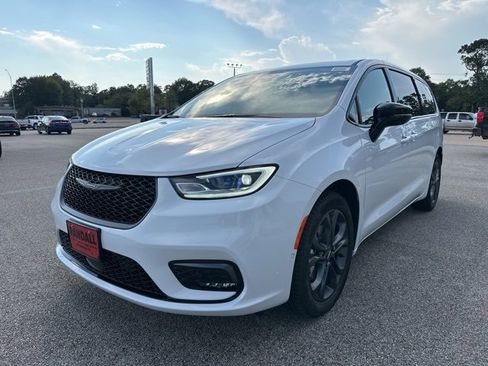 New 2026 Chrysler Pacifica Select image 3