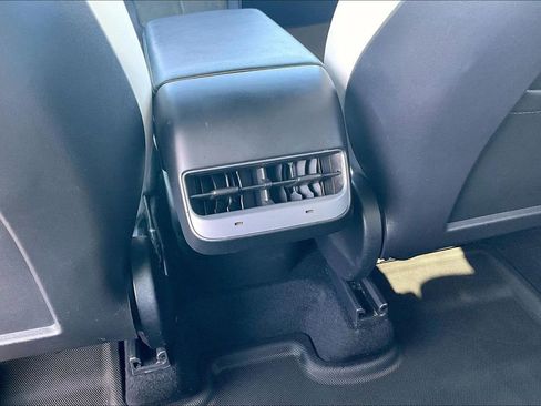 Used 2022 Tesla Model Y Performance AWD/4WD image 10