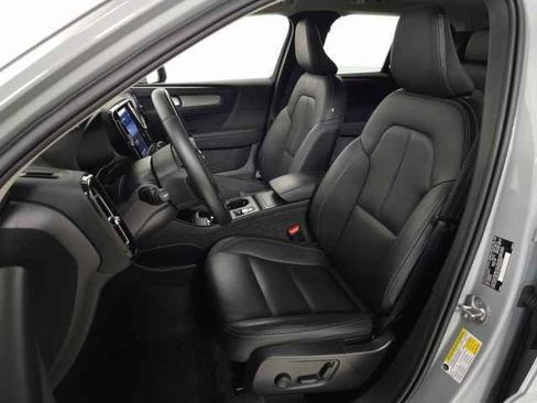 Certified 2025 Volvo XC40 B5 Core image 19