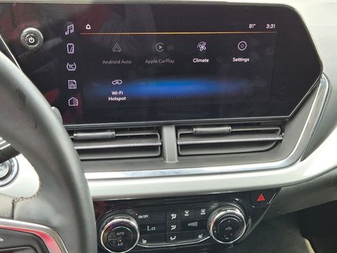 Used 2025 Chevrolet Trax LT w/ LT Convenience Package FWD image 17