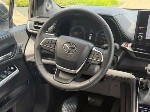 Used 2025 Toyota Sienna Limited AWD/4WD image 16